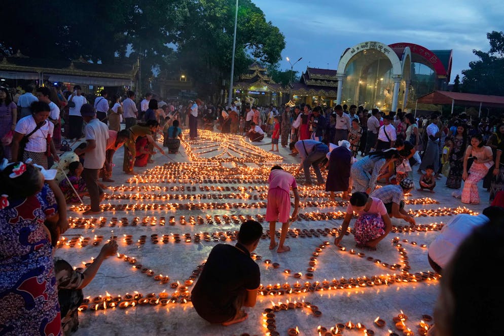 Des fidèles célèbrent la pleine lune de Thadingyut, le lundi 6 octobre 2025, à Yangon, en Birmanie.