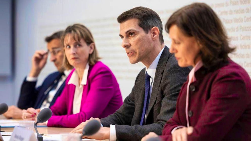 FDP party president and member of the Council of States Thierry Burkart (second from right) presents the bourgeois arguments against the Juso initiative for a national inheritance tax to the media.