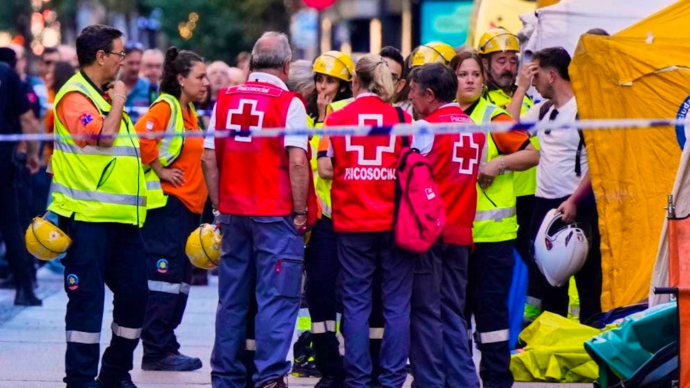 Rescue workers work at the site where a building collapsed in the center of Madrid. Photo: Manu Fernandez/AP/dpa