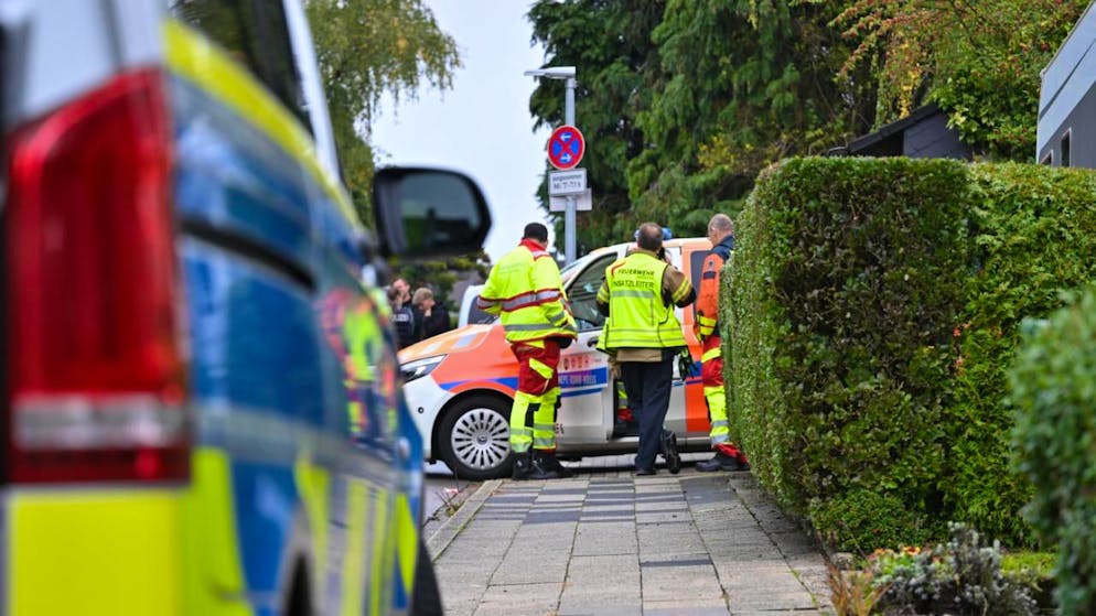 La donna, ricoverata in ospedale in condizioni critiche, ha riferito di essere stata aggredita da un gruppo di più uomini nella sua abitazione.