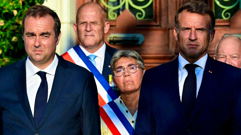 French Prime Minister Sébastien Lecornu (l.) puts pressure on President Emmanuel Macron (r.) with his resignation. (August 17, 2025)