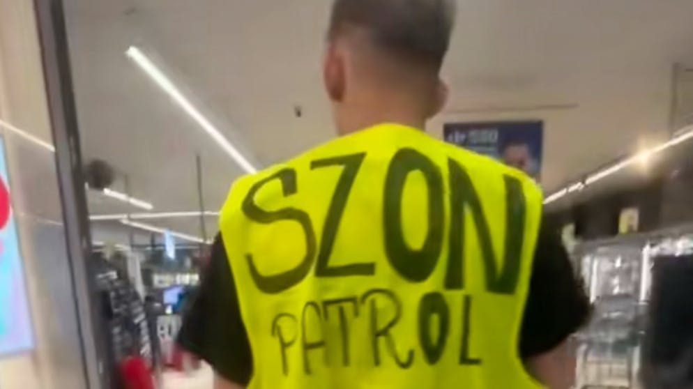 Hauptsächlich Minderjährige tragen die gelbe Weste mit der Aufschrift «Szon Patrol».