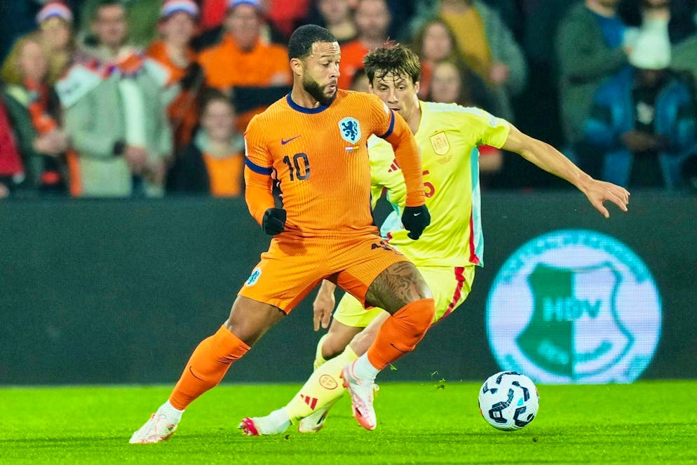 Bad luck for Memphis Depay. He can't go home without his passport.