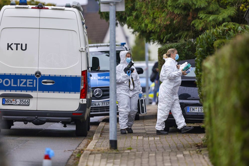 epa12437582 Forensic police officers are seen arriving at the scene after Herdecke's newly elected Mayor Iris Stalzer was found seriously injured in a stabbing incident in Herdecke, Germany, 07 October 2025. EPA/CHRISTOPHER NEUNDORF
