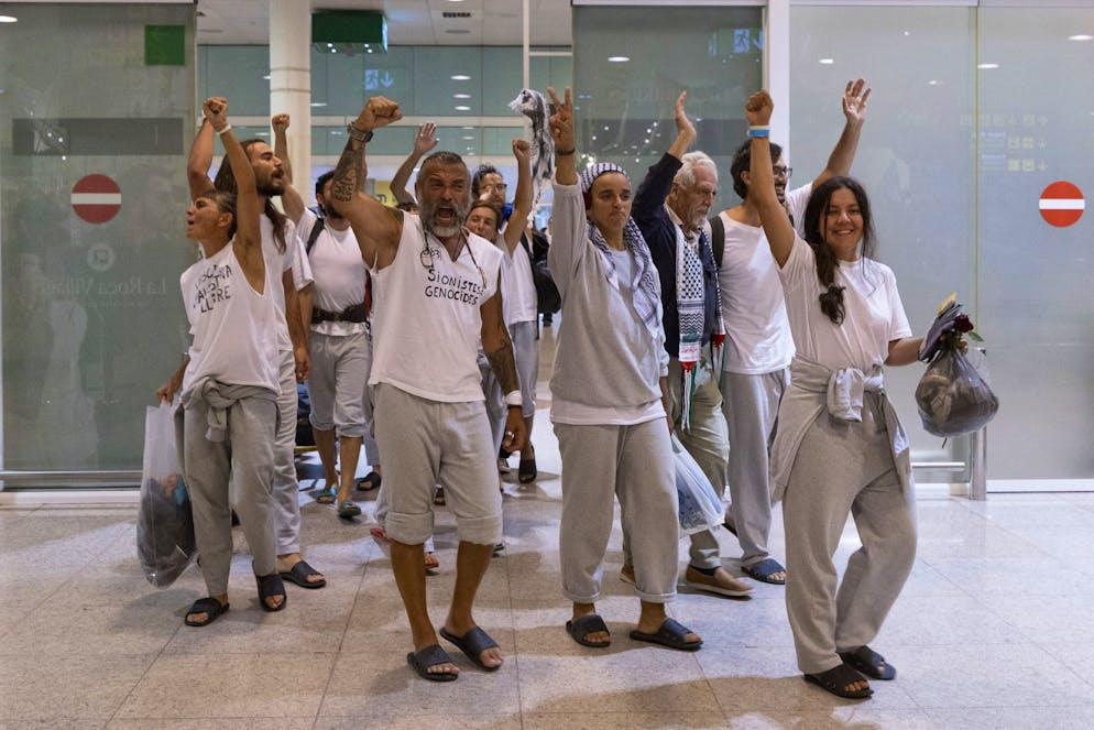 Des militants espagnols de la flottille Global Sumud détenus par les forces israéliennes arrivent à l'aéroport El Prat de Barcelone, en Espagne, le 6 octobre 2025. 49 militants espagnols ont été détenus par les forces israéliennes. 