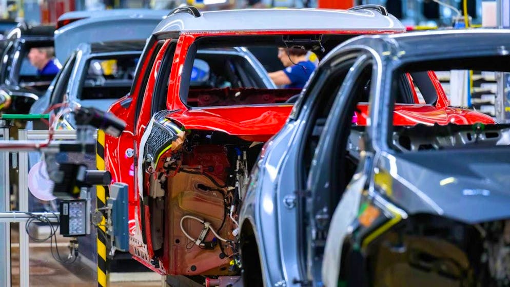 The BMW Group has once again increased the number of cars delivered in the third quarter - the picture shows the BMW plant in Leipzig. (archive picture)