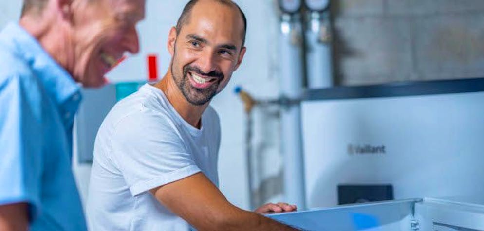 Riscaldamento ottimale grazie a una prima consulenza. Christian Trachsel e Jérémy Dupuy parlano degli eccellenti risultati della pompa di calore.