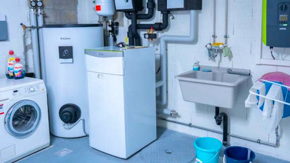 Dank einer Impulsberatung zum optimalen Heizungssystem. Installation der Erdwärmepumpe mit vertikalen Sonden, einem Zähler und dem Wassererwärmer in der Waschküche.