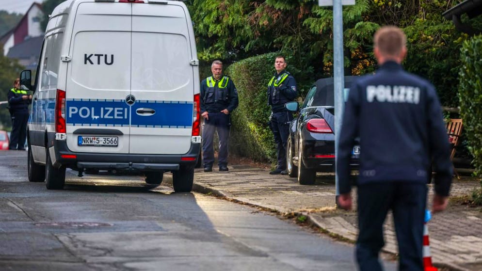 Ein Fahrzeug der Kriminatechnischen Untersuchung (KTU) der Polizei steht vor dem Tatort, nachdem  die neu gewählte Bürgermeisterin von Herdecke mit mehreren Messerstichen lebensgefährlich veletzt wurde. Foto: Christoph Reichwein/dpa