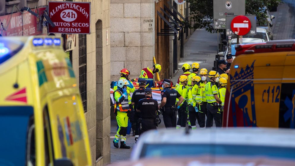 Vier Tote nach Gebäudeeinsturz in Madrid - Gallery. 16 Einheiten der Madrider Feuerwehr waren zeitweise im Einsatz.