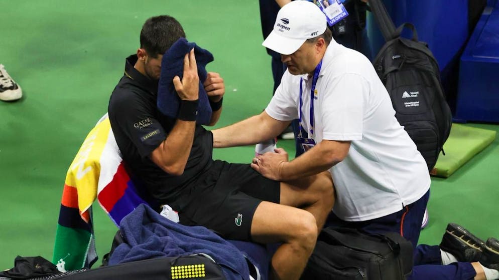 Der Physiotherapeut hat viel zu tun: Diesmal nimmt Novak Djokovic seine Dienste in Anspruch.