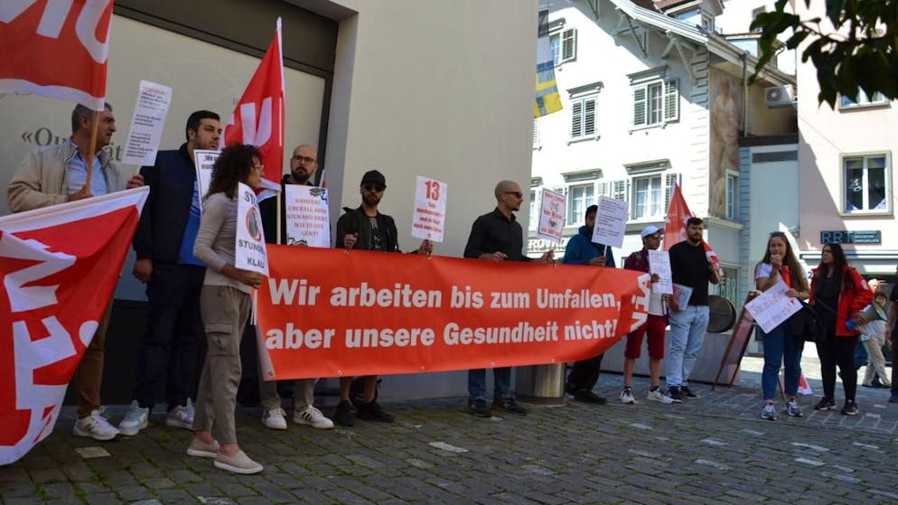 Protesta a Coira: quest'estate un gruppo di impiegati ed ex collaboratori della società Plan-B Kitchen aveva protestato contro condizioni di lavoro giudicate inaccettabili. Assieme ai lavoratori era sceso in piazza anche il sindacato Unia. (Immagine d'archivio)