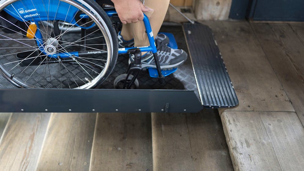 Gericht rügt Behörde. Aargauer Familienvater verliert Bein – IV verweigert Treppenlift