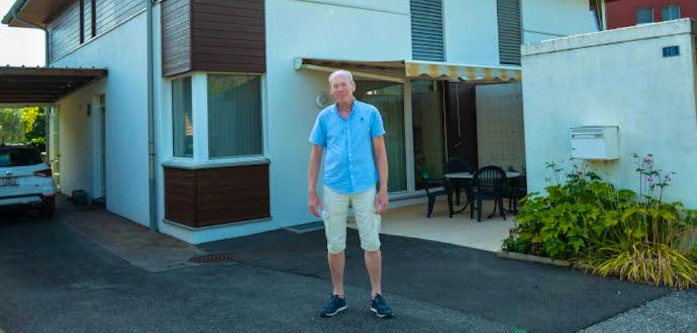 Riscaldamento ottimale grazie a una prima consulenza. Christian Trachsel, proprietario di una casa a schiera costruita nel 2003 a Marin, davanti al suo domicilio sul lago di Neuchâtel.