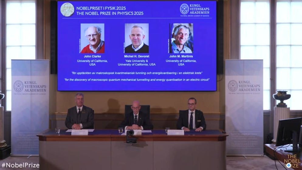 SCREENSHOT - Standbild aus dem Livestream zur Bekanntgabe des Nobelpreises für Physik 2025. Foto: #NobelPrize/Nobel Prize Outreach/dpa - ACHTUNG: Nur zur redaktionellen Verwendung im Zusammenhang mit der aktuellen Berichterstattung und nur mit vollständiger Nennung des vorstehenden Credits