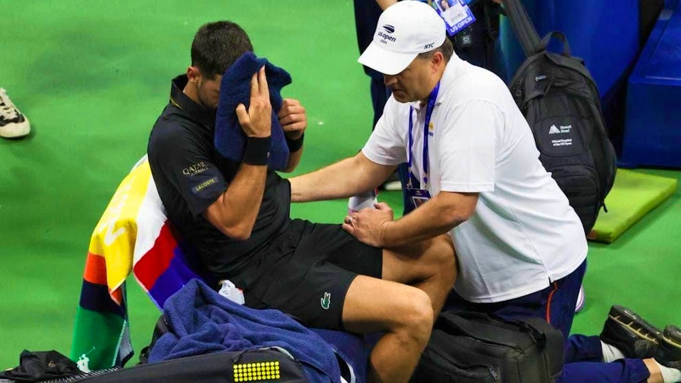 Il fisioterapista ha molto da fare: Questa volta Novak Djokovic ricorre ai suoi servizi.