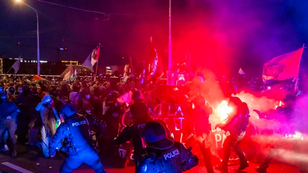 Gaz lacrymogènes. Une manifestation vire au pugilat à Cornavin !
