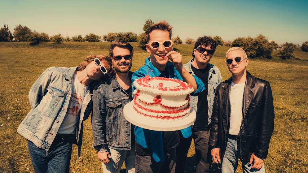 «Freundschaft und Arbeit unter einen Hut zu bringen, ist manchmal nicht einfach»: Stefan Buck (Mitte) zusammen mit seinen Freunden und Bandkollegen Philipp Morscher, Chris Filter, Daniel Gisler und Christoph Schröter (von links nach rechts).