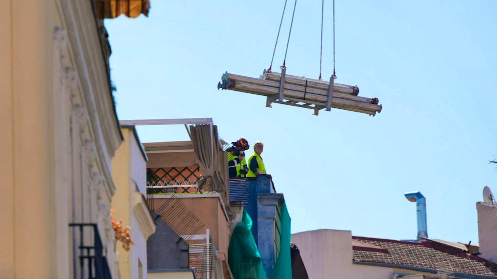 Four dead after building collapses in Madrid - Gallery. Rescue workers on the roof near the collapsed building in Madrid. (October 7, 2025)