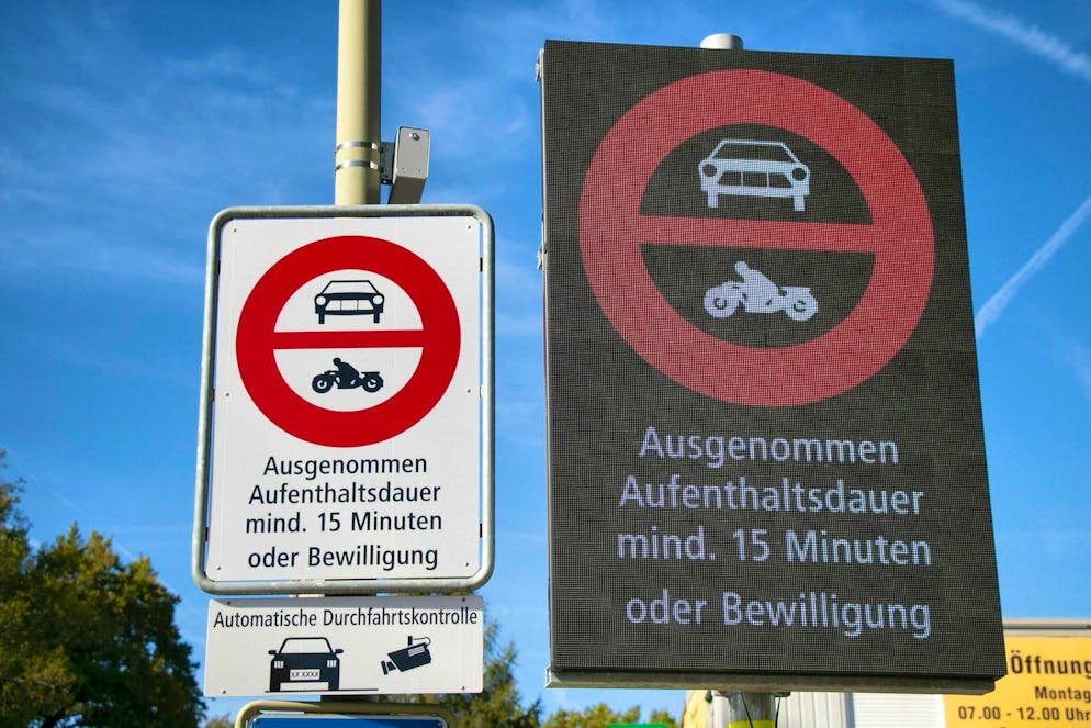 Signaling of the automatic drive-through controls.