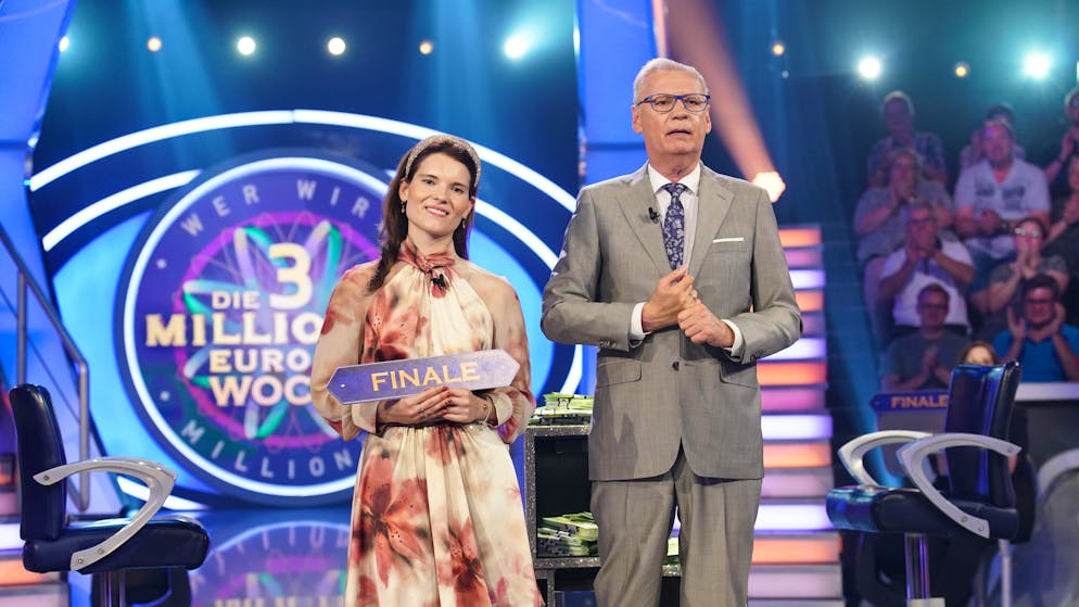 Mithilfe ihres Jokers erreicht Kandidatin Melanie Pal die Final-Show und wird danach zusammen mit Moderator fotografiert.