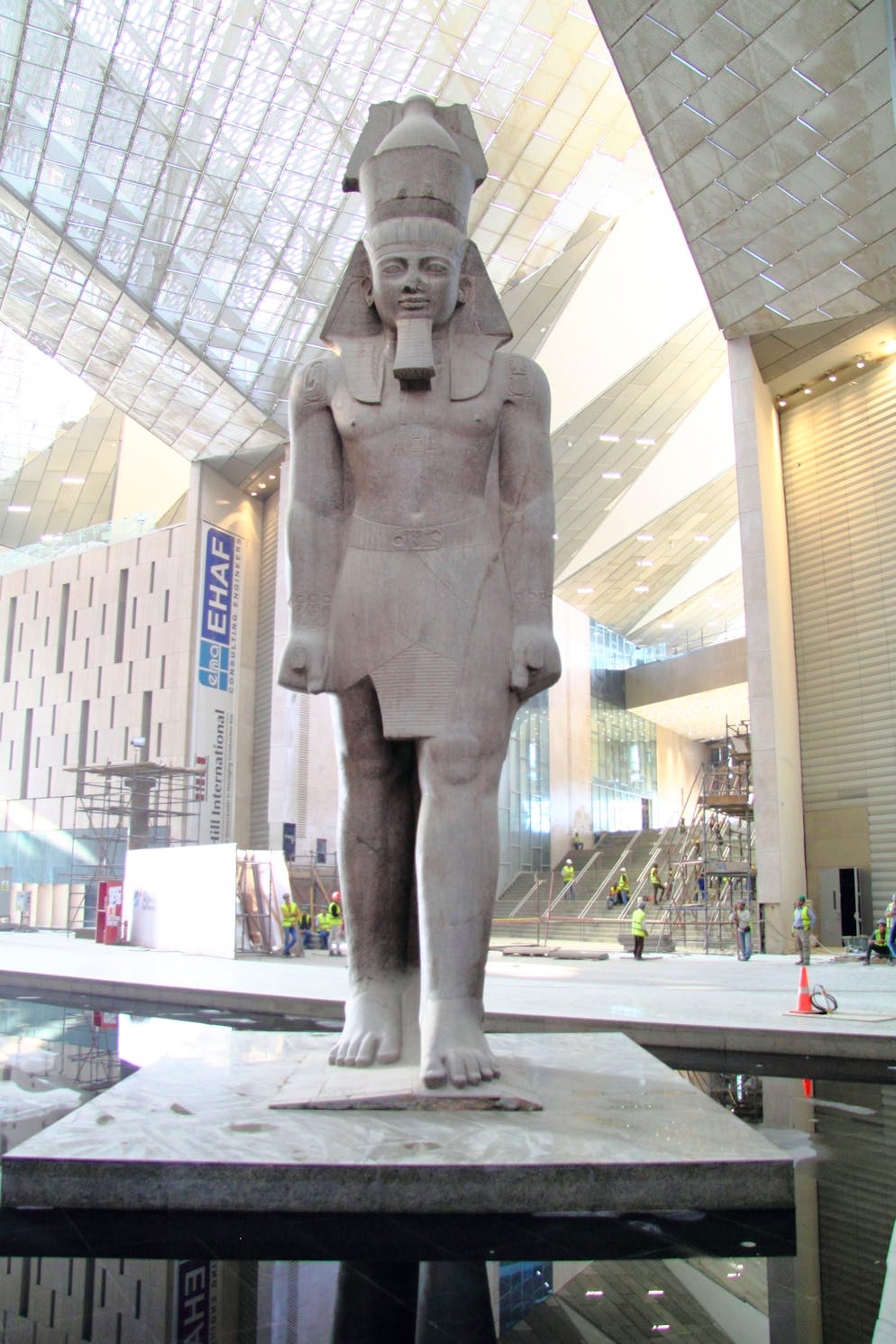 Die gigantische Statue von Ramses II. in der Eingangshalle. 