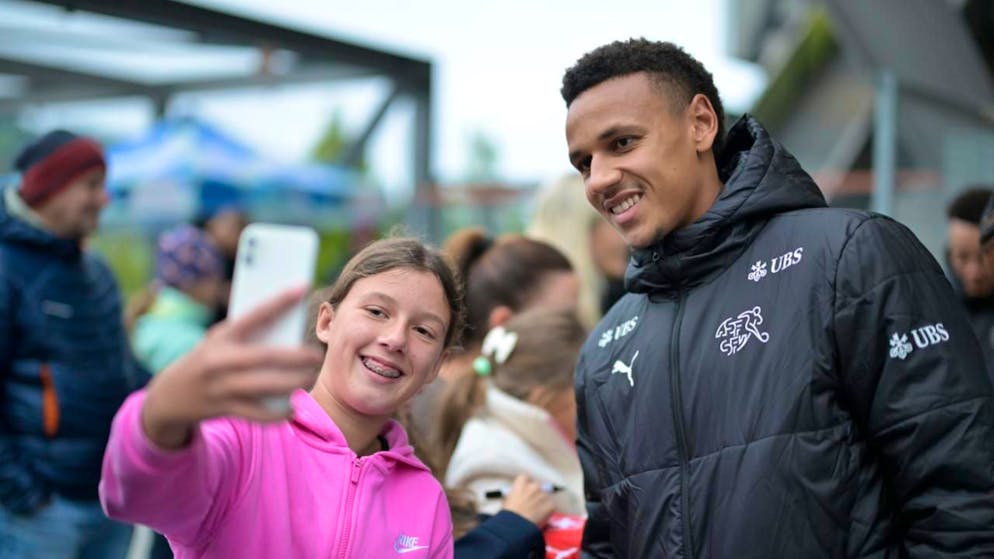 Luca Jaquez posiert erstmals als Schweizer A-Nationalspieler mit Fans