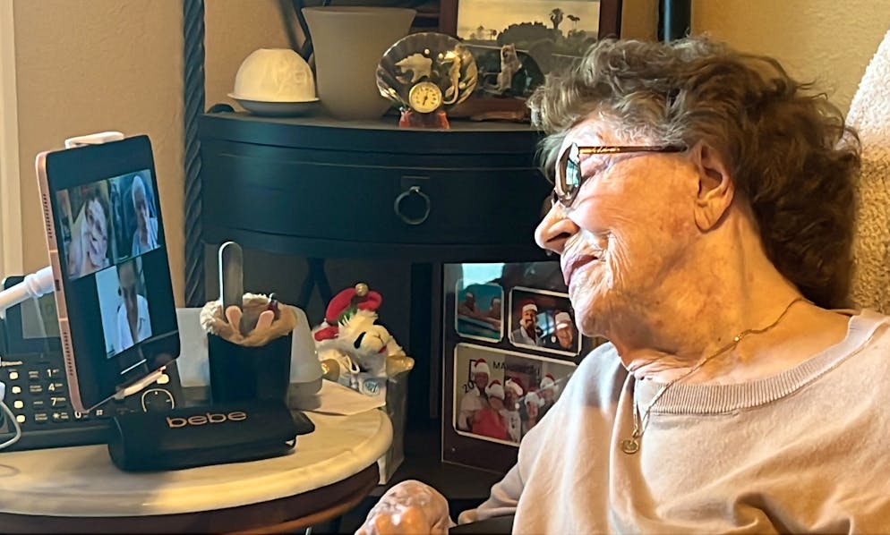 Renée Guette, survivante des camps de concentration de la Seconde Guerre mondiale, discute avec Andrée Dupont, une vieille amie qu'elle a rencontrée avant le camp et qui vit aujourd'hui en France, grâce à un iPad placé dans la chambre de sa fille, dans la banlieue nord de Houston, à Tomball, au Texas, le 22 avril 2025. 