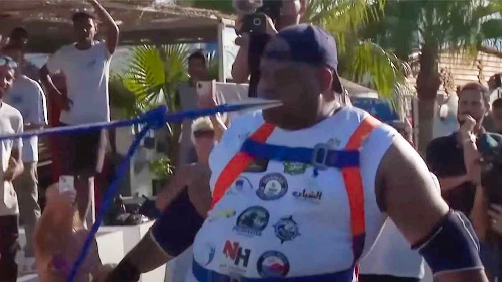 Forza sovrumana. Un lottatore egiziano traina una nave usando soltanto i denti. Ecco come ha fatto