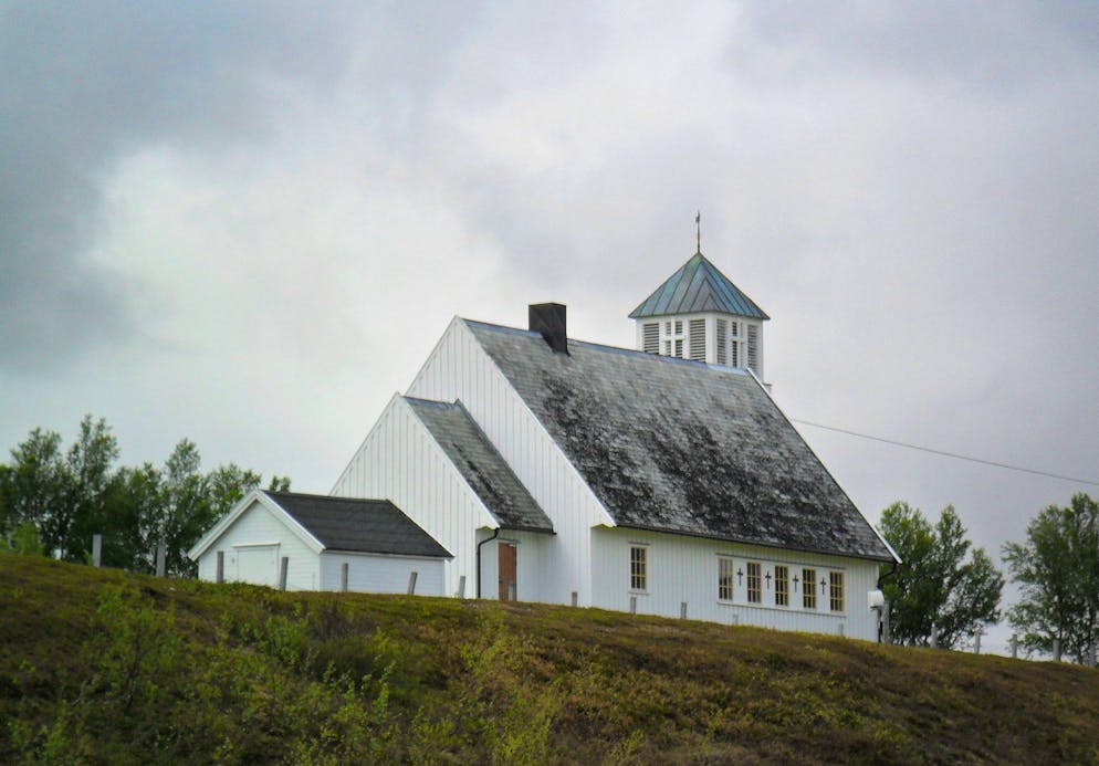 Die Kirche gilt als Wahrzeichen von Kokelv. 