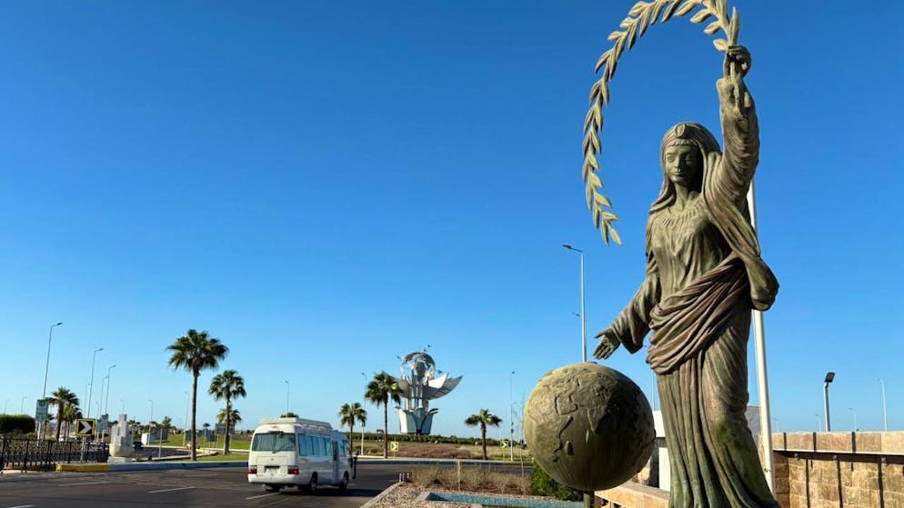 Ein Fahrzeug fährt am Friedensplatz in der ägyptischen Stadt Sharm el-Sheikh am Roten Meer vorbei. Foto: Uncredited/AP/dpa