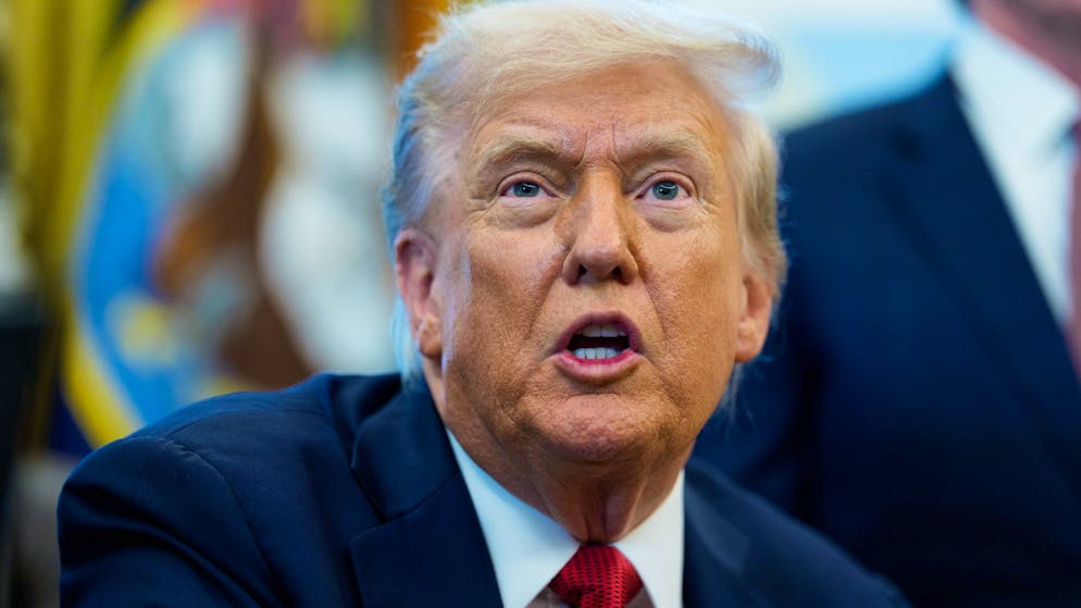 «Zone de guerre». Trump se déchaîne: «Le maire de Chicago devrait être en prison»