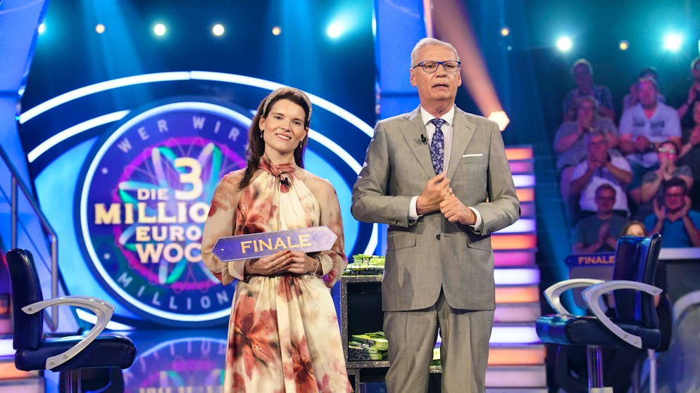 With the help of her joker, contestant Melanie Pal reaches the final show and is then photographed with the presenter.