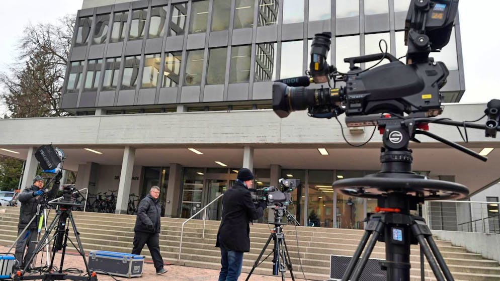 Il "massacro di Rupperswil" aveva suscitato molto scalpore: nella foto d'archivio le telecamere puntate davanti al Tribunale in attesa della sentenza. (foto del 13 dicembre 2018)