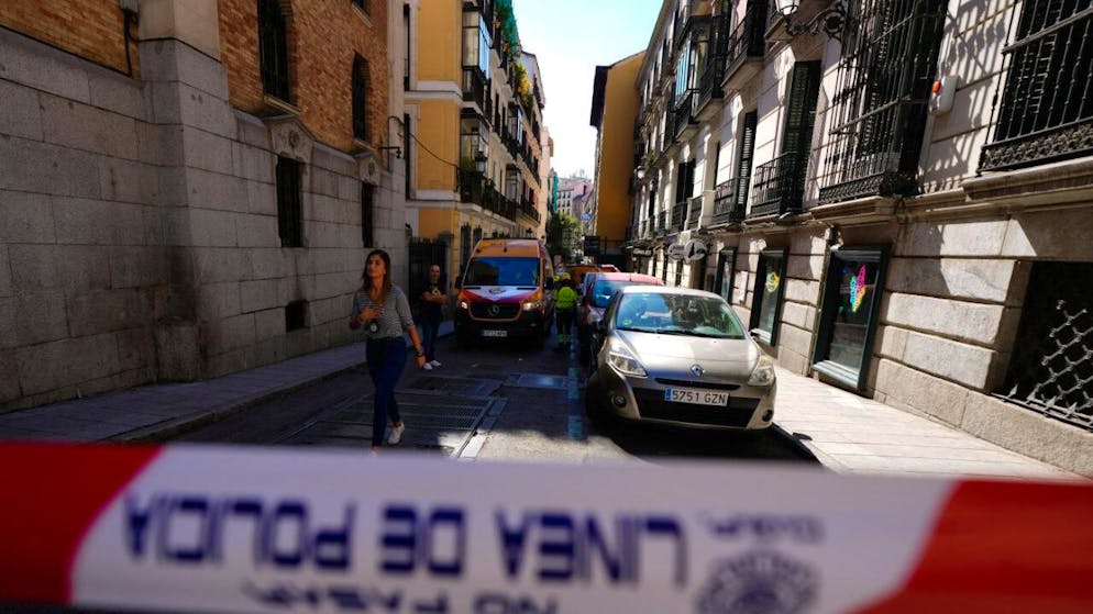 L'edificio crollato si trova in Calle de las Hileras, tra il Teatro dell'Opera e la Puerta del Sol, in pieno centro.
