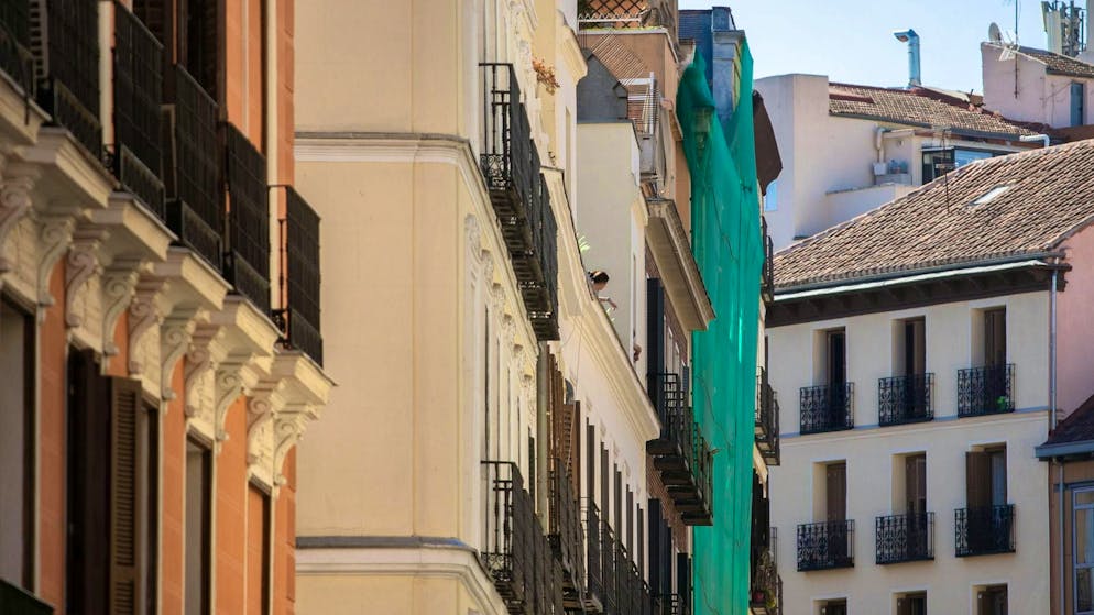 Four dead after building collapses in Madrid - Gallery. Sniffer dogs and drones were also used.