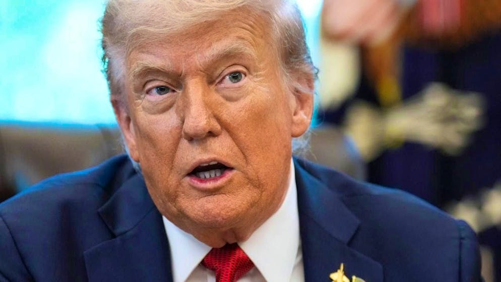 US President Donald Trump speaks with journalists in the Oval Office. Photo: Jacquelyn Martin/AP/dpa