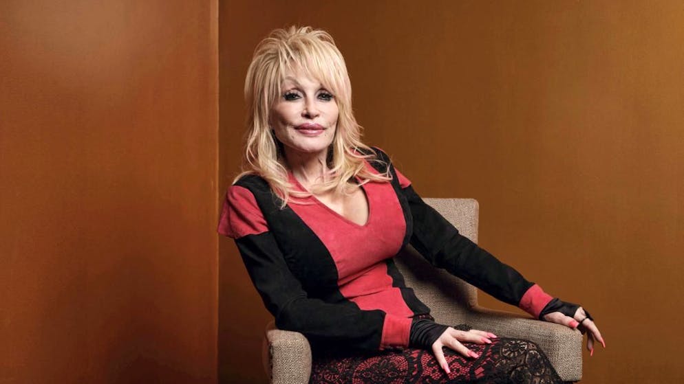 "Est-ce j'ai l'air malade, selon vous ? Je travaille dur ici", a lancé la star du folk Dolly Parton, ici prise en 2022. (archives)