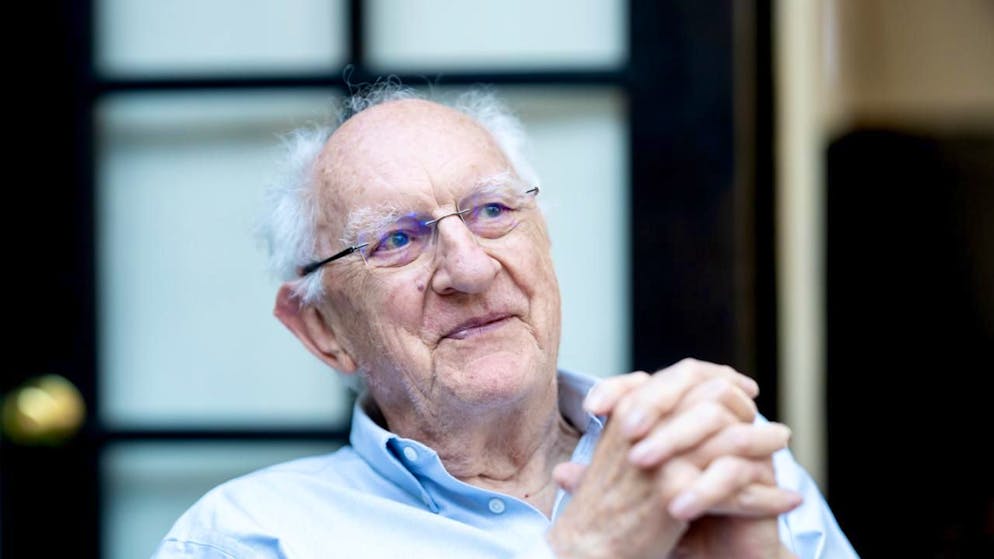 Pour John Clarke, l'un des trois scientifiques distingués par le Prix Nobel de physique 2025, Donald Trump paralyse la science aux Etats-Unis.