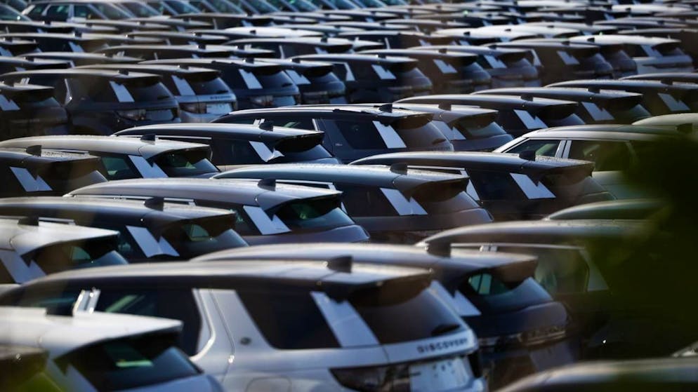 Nach einem Cyberangriff geht die Produktion des britischen Autobauers Jaguar Land Rover langsam wieder voran. (Archivbild)