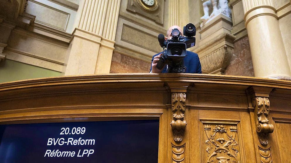The National Council and Council of States had to struggle for a long time before the BVG reform was passed. In the picture: A journalist follows the Council debate. (archive picture)