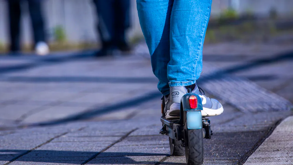 List geht mächtig schief. Mann will E-Scooter klauen – und bittet Polizei um Mithilfe