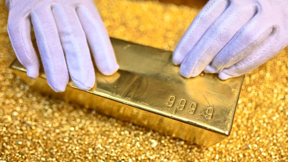 A 12.5 kilogram gold bar lies on gold granules. (theme picture)