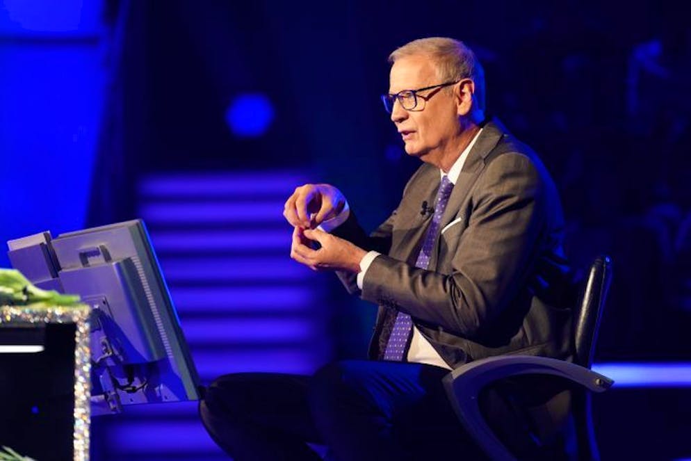 «WWM»-Kandidatin zockt aus Versehen weiter. Günther Jauch gibt an mancher Stelle versteckte Hilfestellung.