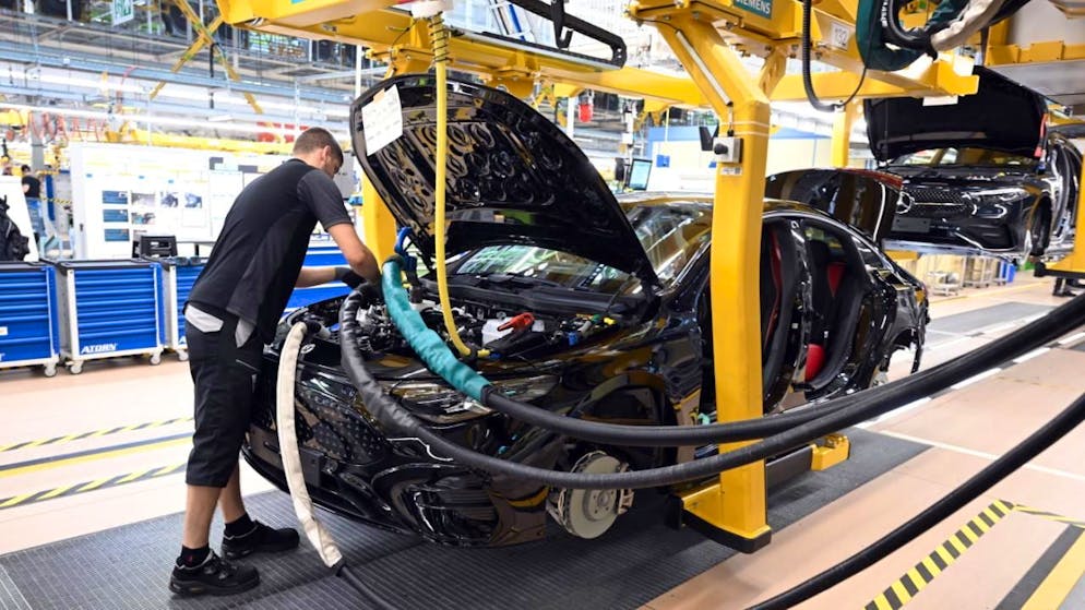 Die deutsche Industrie bleibt unter Druck. Insbesondere der Rückgang in der Automobilbranche belastete die Industrieproduktion im August deutlicher als erwartet.(Symbolbild)