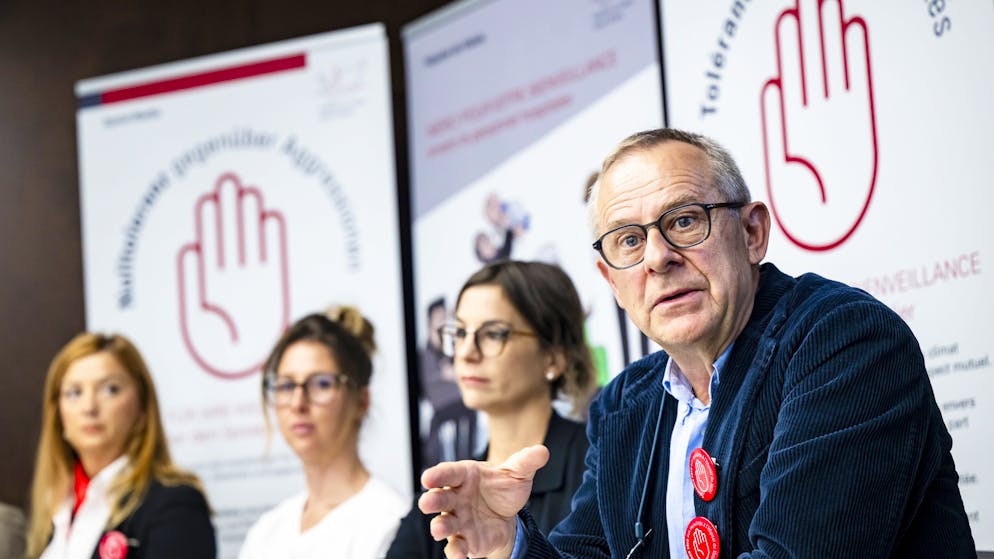 Pour Eric Bonvin (tout à droite), le directeur general de l’Hôpital du Valais, cette démarche veut générer un dialogue avec les patients et les familles et préserver les collaborateurs de l’institution.