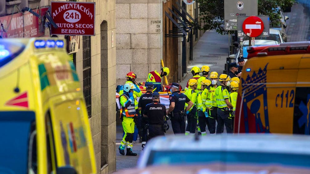 Four dead after building collapses in Madrid - Gallery. 16 units of the Madrid fire department were deployed at times.