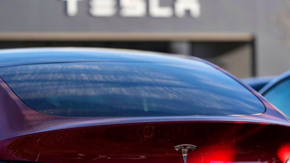 Les nouveaux modèles Tesla coûtent moins de 40'000 dollars, mais ils étaient plutôt escomptés au prix de 25'000 à 30'000 dollars par les experts. (archive)