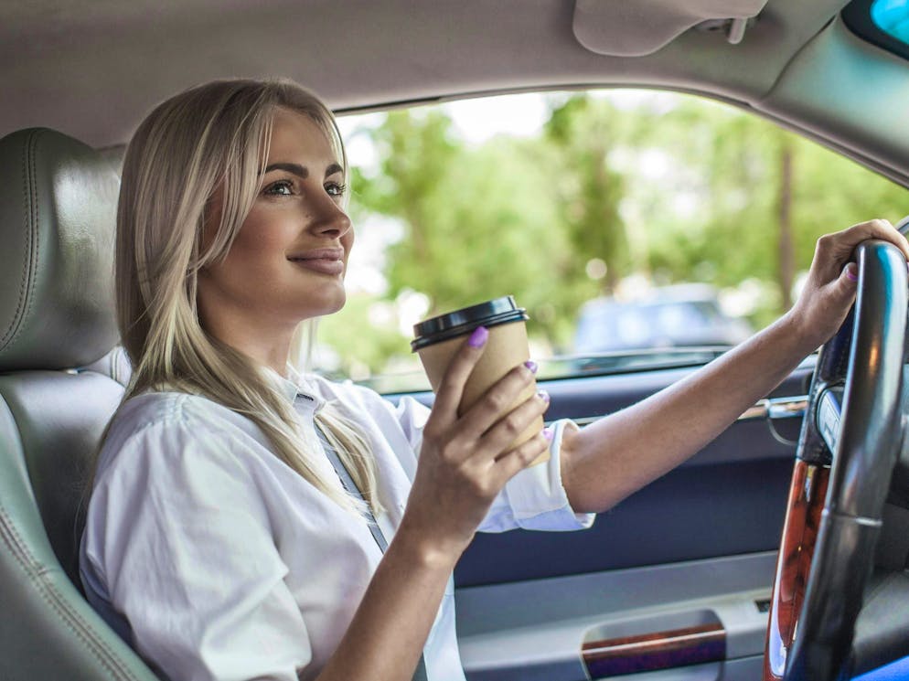 Eating and drinking at the wheel is only partially permitted.