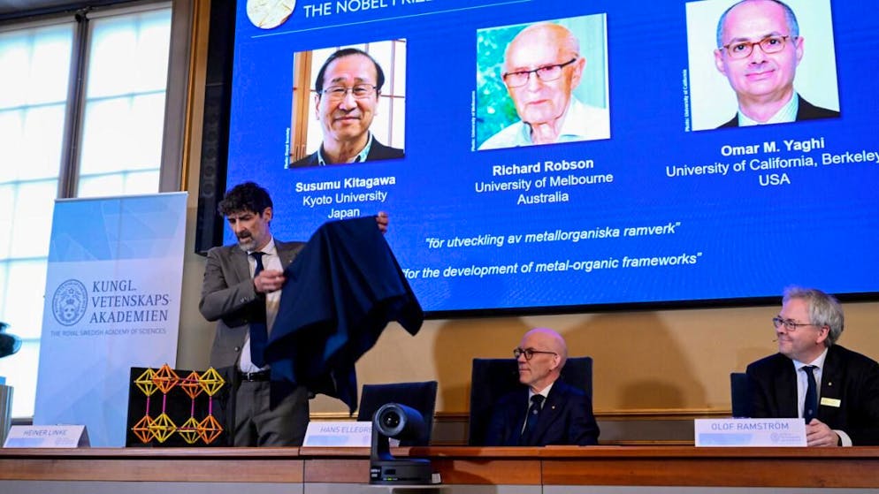 Il presidente del Comitato del Nobel per la chimica Heiner Linke spiega le strutture metallo-organiche create dai tre vincitori del premio.